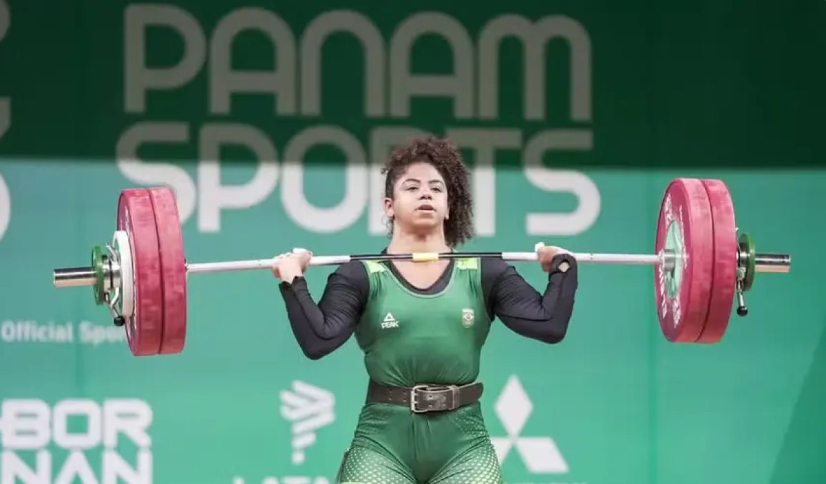 Brasileira Laura Amaro garante vaga olímpica no levantamento de peso