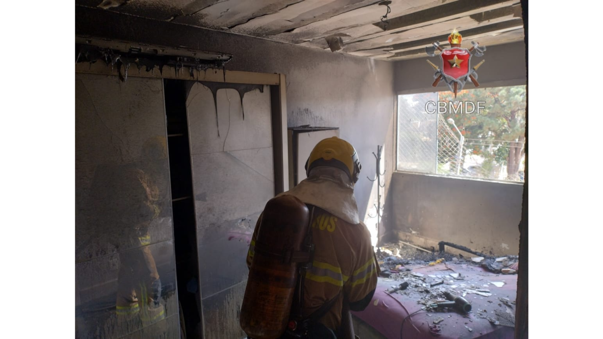 Apartamento pega fogo em Taguatinga e bombeiros resgatam dois cachorros