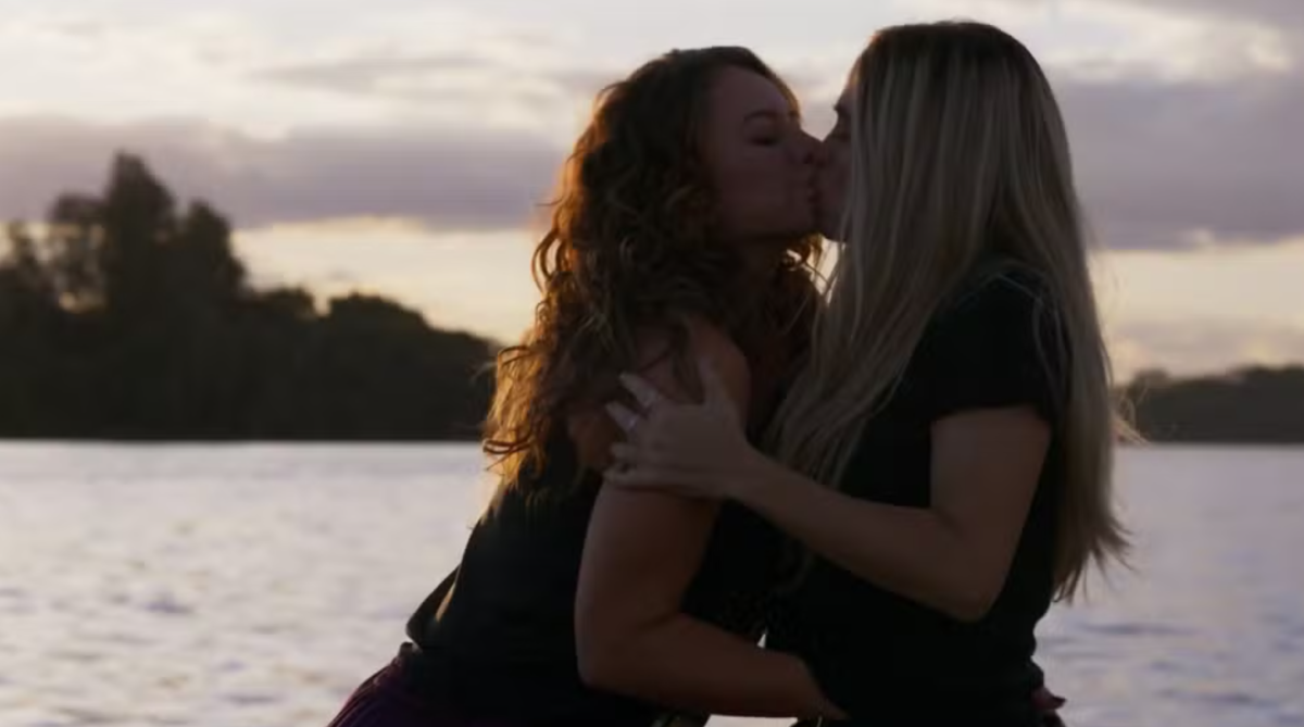 Paolla Oliveira e Nanda Costa protagonizam beijão em 