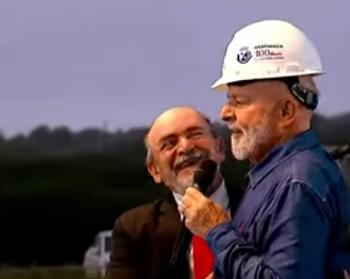 Lula interrompe discurso para tirar foto com sósia durante solenidade