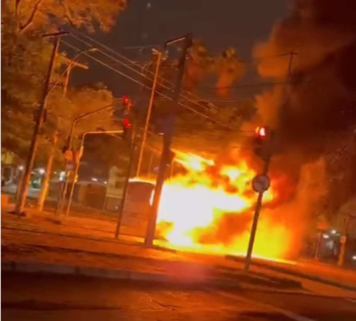 Ônibus são incendiados no centro de Porto Alegre; assista vídeo