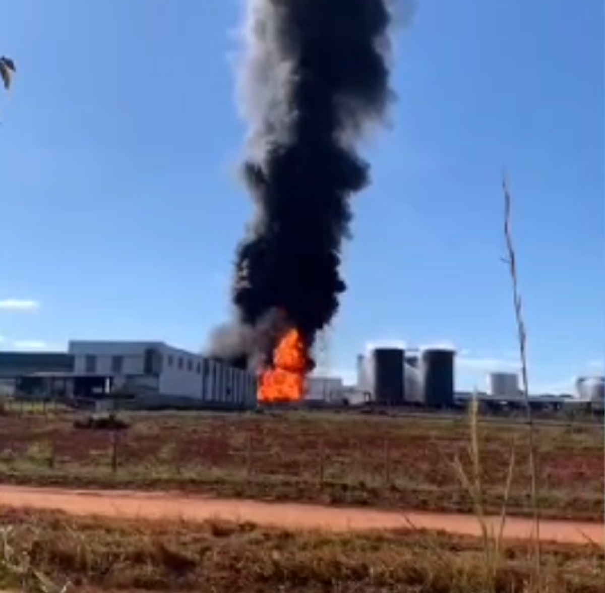 Incêndio em polo petroquímico mata funcionário e deixa 3 feridos em Goiás