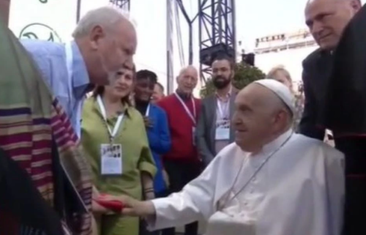 Líder do MST encontra Papa Francisco e pede bênção para bandeira do movimento
