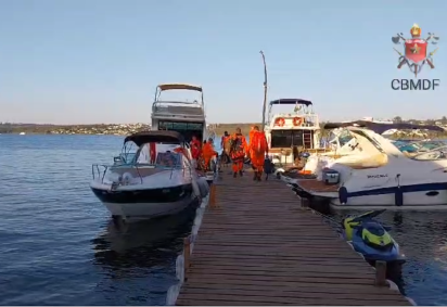 Homem tem parada cardiorrespiratória após cair de embarcação no Lago Paranoá  -  (crédito: Reprodução/CBMDF)