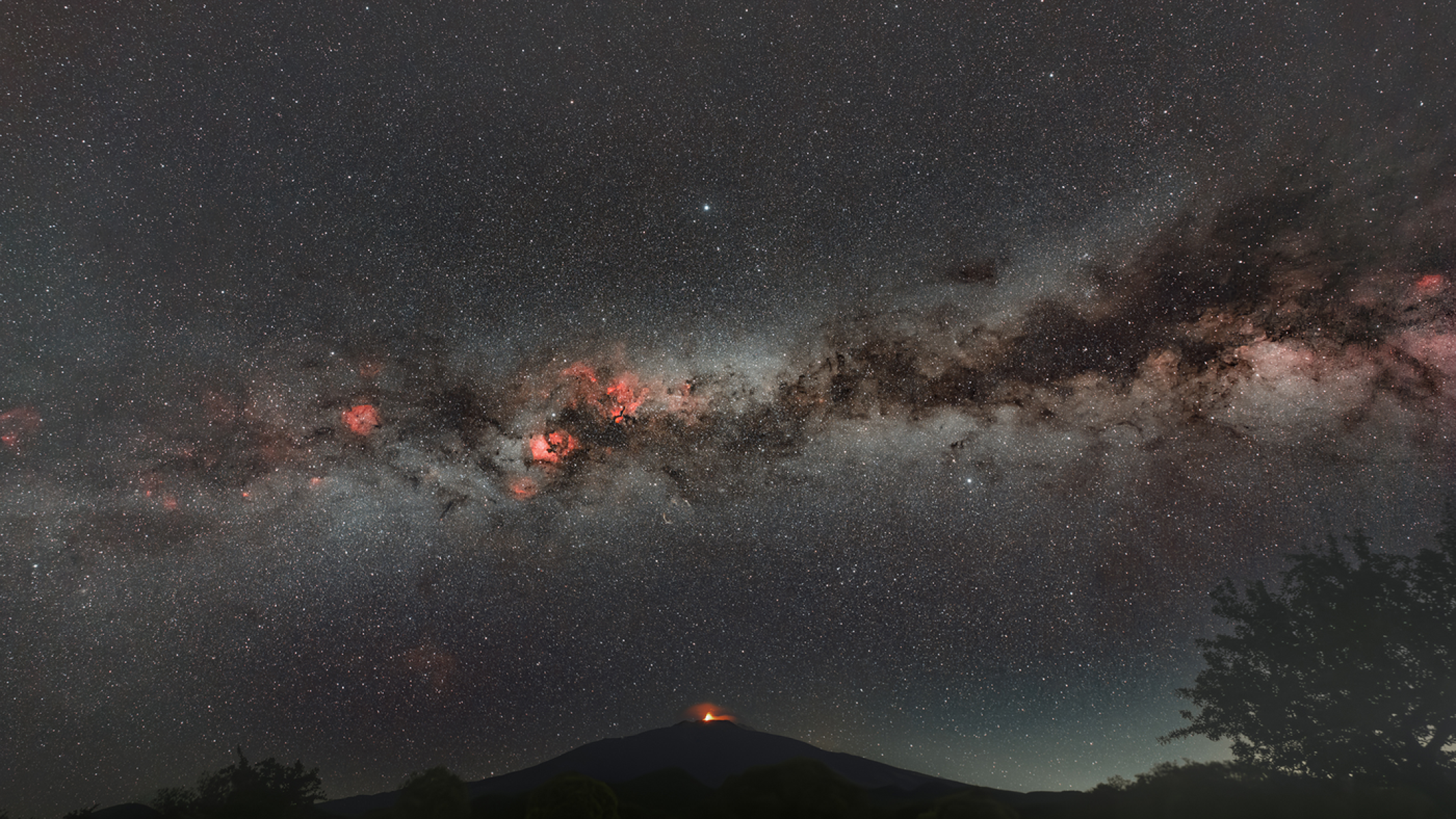 Destaque da NASA: Vulcão Etna e estrelas são a foto astronômica do dia