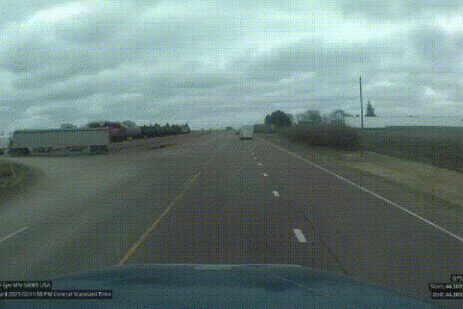 Carreta é partida ao meio após ser atingida por trem