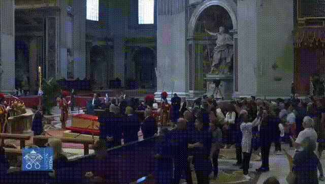 Fi&eacute;is s&atilde;o repreendidos por fotografarem corpo do papa Francisco