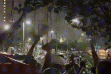 Fãs aguardam chegada de Lady Gaga sob forte chuva  -  (crédito: Reprodução X / @martinmozotegui )