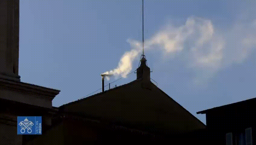 Fumaça branca anuncia que Igreja Católica tem novo papa Fumaça branca anuncia que Igreja Católica tem novo papa