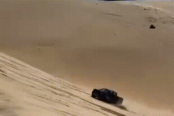 Carro faz manobra perigosa em duna e sobrevoa buggy com pessoas dentro  -  (crédito: Reprodução Redes Sociais / GIF)