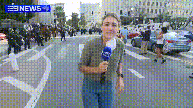Repórter é atingida com bala de borracha durante protesto em Los Angelest