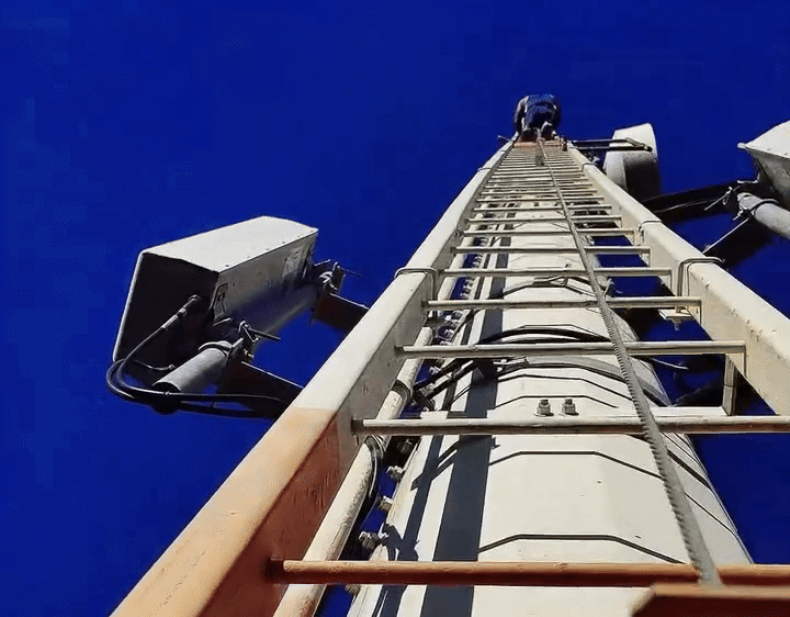 Homem tenta escalar torre da PM -  (crédito: material cedido ao correio)