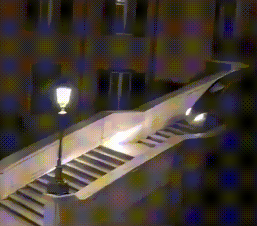 Idoso desce escadaria em Roma de carro - gif  -  (crédito: Reprodução - GIF)