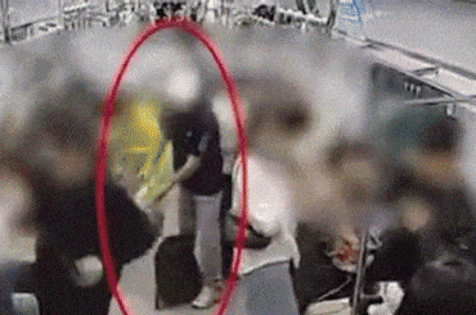 Homem ateia fogo a trem de metrô em Seul, Coreia do Sul