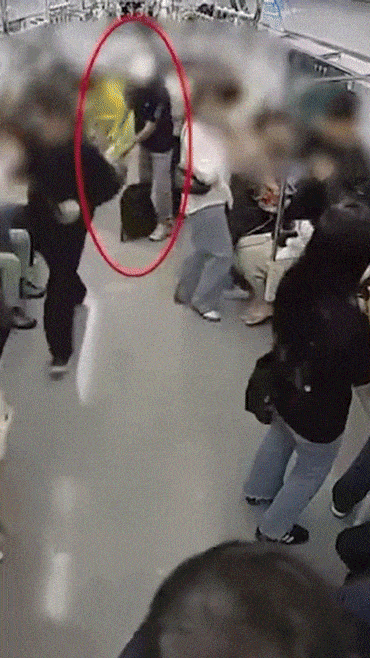 Homem ateia fogo a trem de metrô em Seul, Coreia do Sul