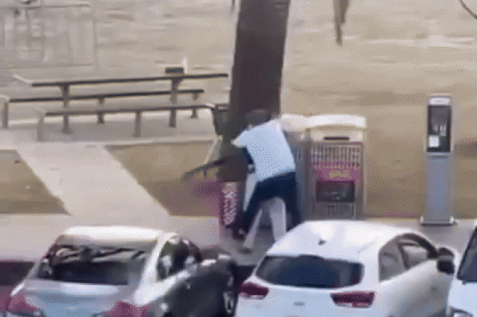 Vídeo: homem desarma atirador em ataque na Austrália - (crédito: Reprodução/Redes sociais ) Vídeo: homem desarma atirador em ataque na Austrália - (crédito: Reprodução/Redes sociais )