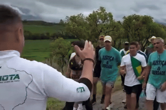 Nikolas e aliados em caminhada