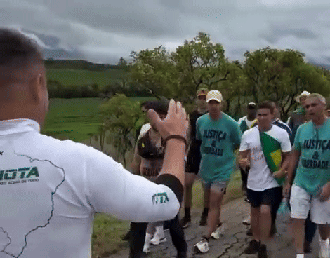 Nikolas e aliados em caminhada -  (crédito: reprodução)