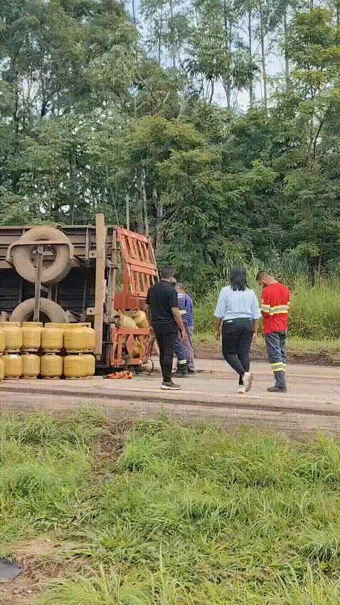 Carreta com botijões de gás tomba na BR-060 e interdita rodovia -  (crédito: Davi Cruz/CB/D.A Press)