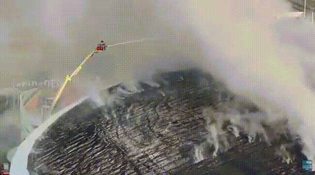 Incêndio atinge cobertura do Velódromo do Parque Olímpico no Rio
- (crédito: Reprodução) Incêndio atinge cobertura do Velódromo do Parque Olímpico no Rio
- (crédito: Reprodução)