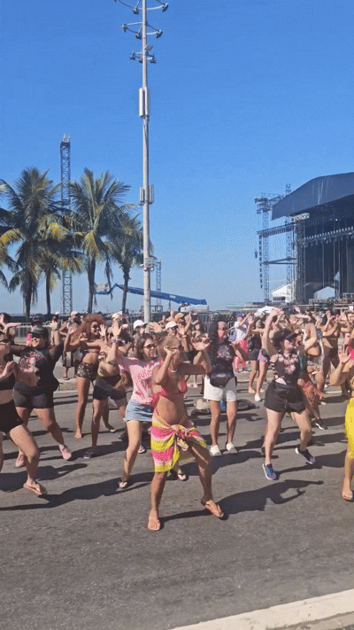 Fãs dançam Waka Waka em Copacabana antes do show de Shakira -  (crédito: Redes Sociais)