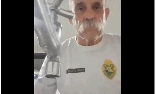 homem lavando barba com ype -  (crédito: produção)