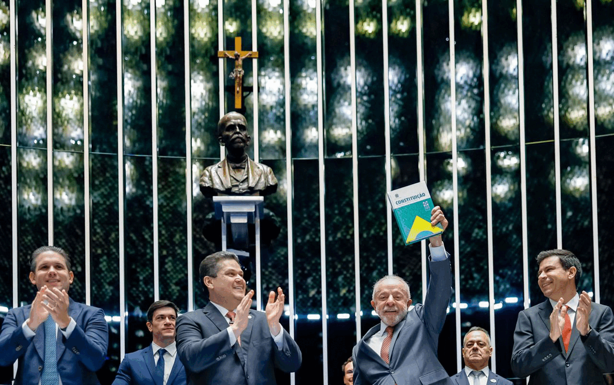 Lula rebate críticos do fim da 6x1: "Sempre aparece uma turma dizendo que não vai dar certo"
