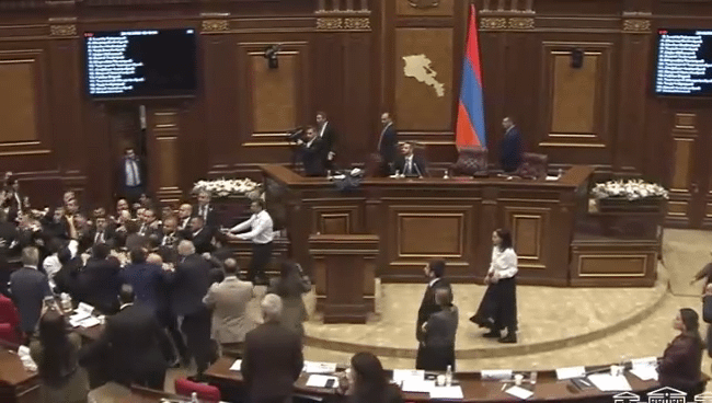 briga parlamento armenia - (crédito: reprodução) briga parlamento armenia - (crédito: reprodução)