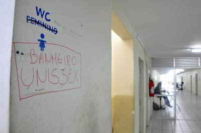Alunos da UFRN determinaram o uso de um dos banheiros femininos como sendo Alunos da UFRN determinaram o uso de um dos banheiros femininos como sendo
