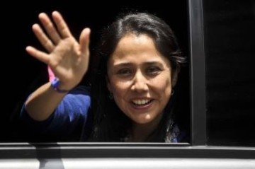 Parlamentares pedem a apuração de uso possivelmente irregular de recursos públicos para operação, logística e transporte da ex-primeira-dama peruana -  (crédito: ERNESTO BENAVIDES)