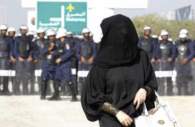 Mulher vestida com a roupa conhecida como abaya, tradicional na religião islâmica - (crédito: HAMAD I MOHAMMED) Mulher vestida com a roupa conhecida como abaya, tradicional na religião islâmica - (crédito: HAMAD I MOHAMMED)