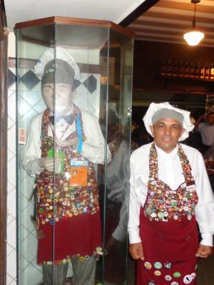 Crédito: Feitiço Mineiro/Divulgação. Garçom Tampinha se despede do patrão Jorge Ferreira.