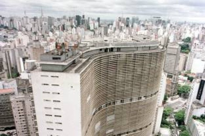 A view of Copan, Latin America's largest apartment building with some 1,600 units, which is built by Brazilian architect Oscar Niemeyer, is seen in Sao Paulo, in this December 12, 2007 file photo. Niemeyer, a towering patriarch of modern architecture who shaped the look of modern Brazil and whose inventive, curved designs left their mark on cities worldwide, died late on December 5, 2012. He was 104. Niemeyer had been battling kidney ailments and pneumonia for nearly a month in a Rio de Janeiro hospital. His death was confirmed by a hospital spokesperson. REUTERS/Paulo Whitaker/Files (BRAZIL - Tags: OBITUARY SOCIETY)