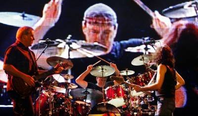 Canadian rock band Rush guitarist Alex Lifeson (L), drummer Neil Peart and - (crédito: Paulo Whitaker/Divulgação) Canadian rock band Rush guitarist Alex Lifeson (L), drummer Neil Peart and - (crédito: Paulo Whitaker/Divulgação)