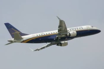 FILE - A Brazilian Embraer 175 flies during its flying display on June 16, 2005 at the 46th International Paris Air Show 16 June 2005. Brazil's top planemaker Embraer on January 24, 2013, announced it won an order from US airline Republic Airways for 47 regional jets, with an option for another 47, at a total potential value of $4 billion at catalogue prices. Republic Airways, which is linked to American Airlines' regional network, has put in an initial order for 47 Embraer E175 aircraft, the first of which are to be delivered in the middle of this year, the manufacturer said in a statement.  AFP PHOTO / Pierre VERDY -  (crédito: PIERRE VERDY)