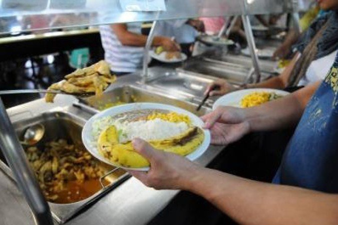 Estudantes servem refeição no Restaurante Universitário da UnB -  (crédito: Monique Renne/CB/D.A Press)