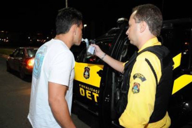 2013-02-10. Crédito: Monique Renne/CB/D.A Press. Brasil. Brasília - DF.  Agente do Departamento de Trânsito DETRAN -DF,  acompanha motorista enquanto este faz teste do bafômetro,  no eixo monumental. 