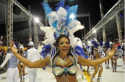 13/02/2013. Crédito: Ed Alves/CB/D.A Press. Brasil. Brasília - DF. Desfile da escola de samba do Cruzeiro Aruc, no Sambódromo montado no estacionamento do ginásio Nilson Nelson. 