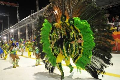 13/02/2013. Crédito: Ed Alves/CB/D.A Press. Brasil. Brasília - DF. Desfile da escola de samba do Cruzeiro Aruc, no Sambódromo montado no estacionamento do ginásio Nilson Nelson. 