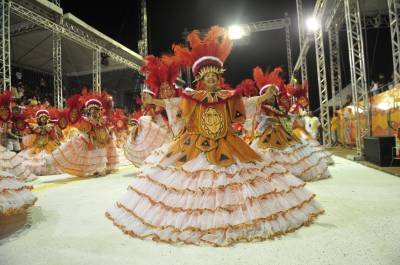 13/02/2013. Crédito: Ed Alves/CB/D.A Press. Brasil. Brasília - DF. Desfile da escola de samba Bola Preta de Sobradinho, no Sambódromo montado no estacionamento do ginásio Nilson Nelson. 
