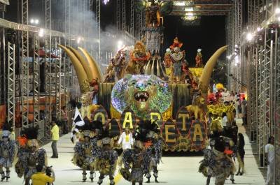 13/02/2013. Crédito: Ed Alves/CB/D.A Press. Brasil. Brasília - DF. Desfile da escola de samba Bola Preta de Sobradinho, no Sambódromo montado no estacionamento do ginásio Nilson Nelson. 