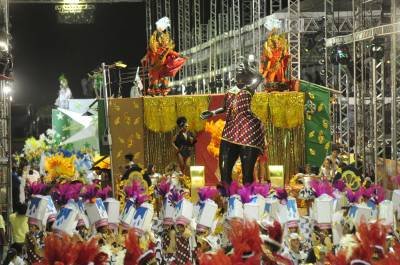 13/02/2013. Crédito: Ed Alves/CB/D.A Press. Brasil. Brasília - DF. Desfile da escola de samba Bola Preta de Sobradinho, no Sambódromo montado no estacionamento do ginásio Nilson Nelson. 
