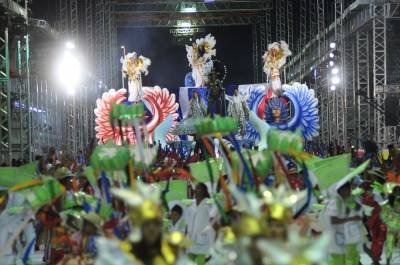 12/02/2013. Crédito: Ed Alves/CB/D.A Press. Brasil. Brasília - DF. Desfile da escola de samba da Acadêmicos de Santa Maria, no Sambódromo montado no estacionamento do ginásio Nilson Nelson. 