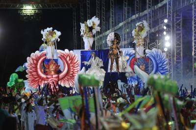 12/02/2013. Crédito: Ed Alves/CB/D.A Press. Brasil. Brasília - DF. Desfile da escola de samba da Acadêmicos de Santa Maria, no Sambódromo montado no estacionamento do ginásio Nilson Nelson. 