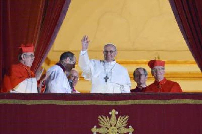 O argentino Jorge Bergoglio acena da sacada da Basílica de São Pedro, depois de ser eleito o 266º chefe da Igreja Católica, em 13 de março de 2013 - (crédito: Vincenzo Pinto/AFP) O argentino Jorge Bergoglio acena da sacada da Basílica de São Pedro, depois de ser eleito o 266º chefe da Igreja Católica, em 13 de março de 2013 - (crédito: Vincenzo Pinto/AFP)