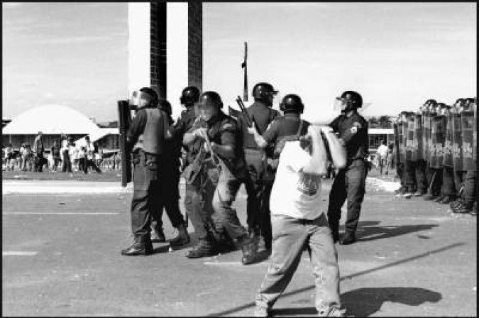  Entre dois fogos, trabalho do fotógrafo Orlando Brito