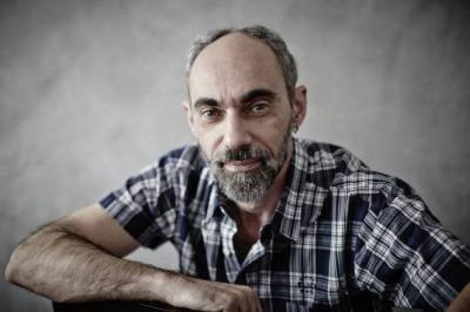 19/07/2013. CrÃ©dito: Renata Massetti/DivulgaÃ§Ã£o. Escritor JoÃ£o Anzanello Carrascoza, que acaba de lanÃ§ar o primeiro romance Aos 7 e aos 40, pela Cosac Naify.