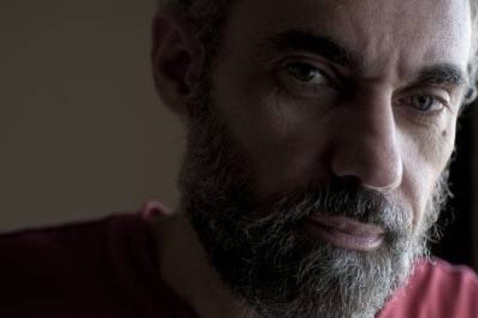 Crédito:  Renata Massetti/Divulgação. Escritor João Anzanello Carrascoza, que acaba de lançar o primeiro romance Aos 7 e aos 40, pela Cosac Naify.