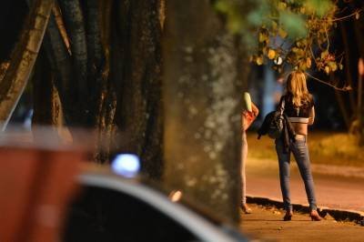 19/09/2013. Crédito: Monique Renne/CB/D.A Press. Brasil. Brasília - DF. Garota de programa no Setor Hoteleiro Sul - SHS.