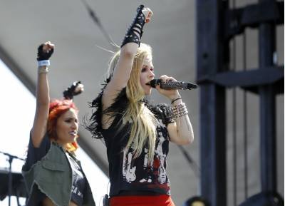 Avril Lavigne (R) performs on the Village stage during the iHeartRadio Music Festival in Las Vegas, Nevada September 21, 2013. REUTERS/Steve Marcus   (UNITED STATES - Tags: ENTERTAINMENT)